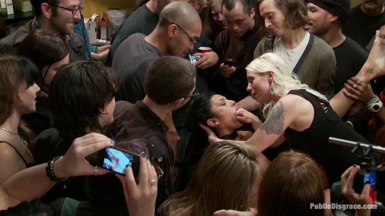 Public Disgrace by Kink: Chica de fiesta