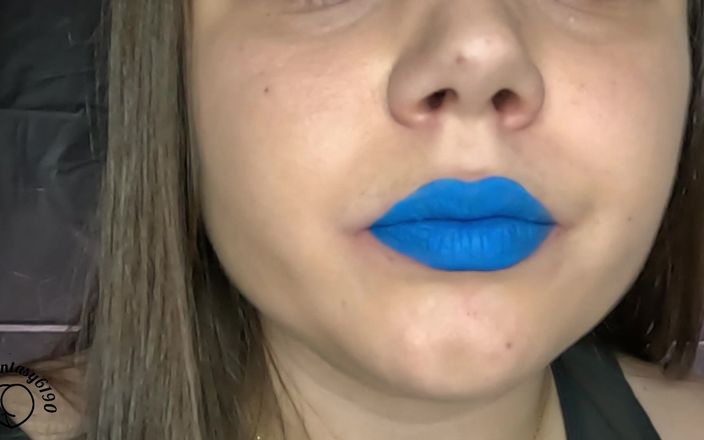 Your fantasy studio: Vaping Nahaufnahme mit blauem lippenstift