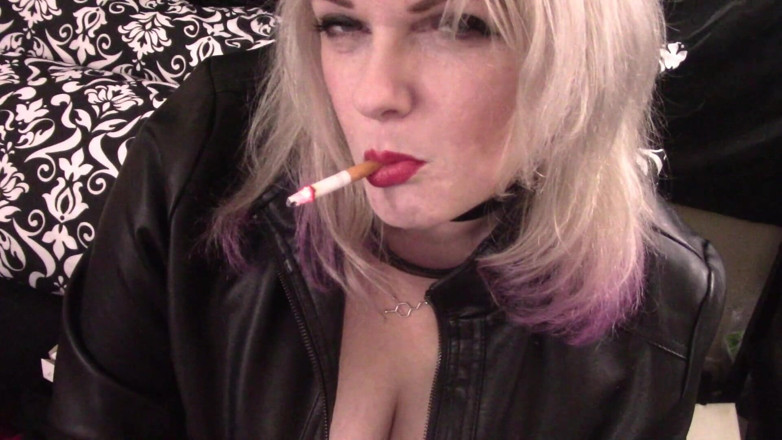 Smoke Temptress Annie Vox - Smoking Fetish: Marlboro kırmızı sarkan duman