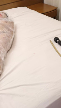 ¡Deshumanizante Kel con plastic wrap! Ella es mi muñeca de plástico sensible.
