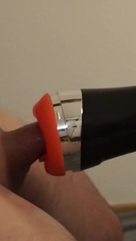 Máquina de paja ordeña la polla lentamente para correrse