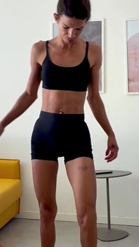 Ahoj amore mio, pojďme trénovat doma, transvestita pauzuda trénuje doma.