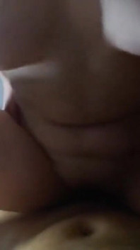 Pieprzę ją, podczas gdy jej mąż obserwuje nas przez rozmowę wideo - Ejaculate w tym samym czasie