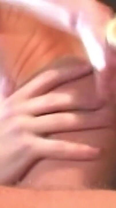 UK FAMILY FUCKERS: laalchi sunahre baalon vaali chodne laayak mammi land aur dildo...