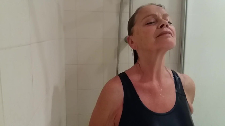 martinawest: 奶奶穿着紧身泳衣在淋浴间！