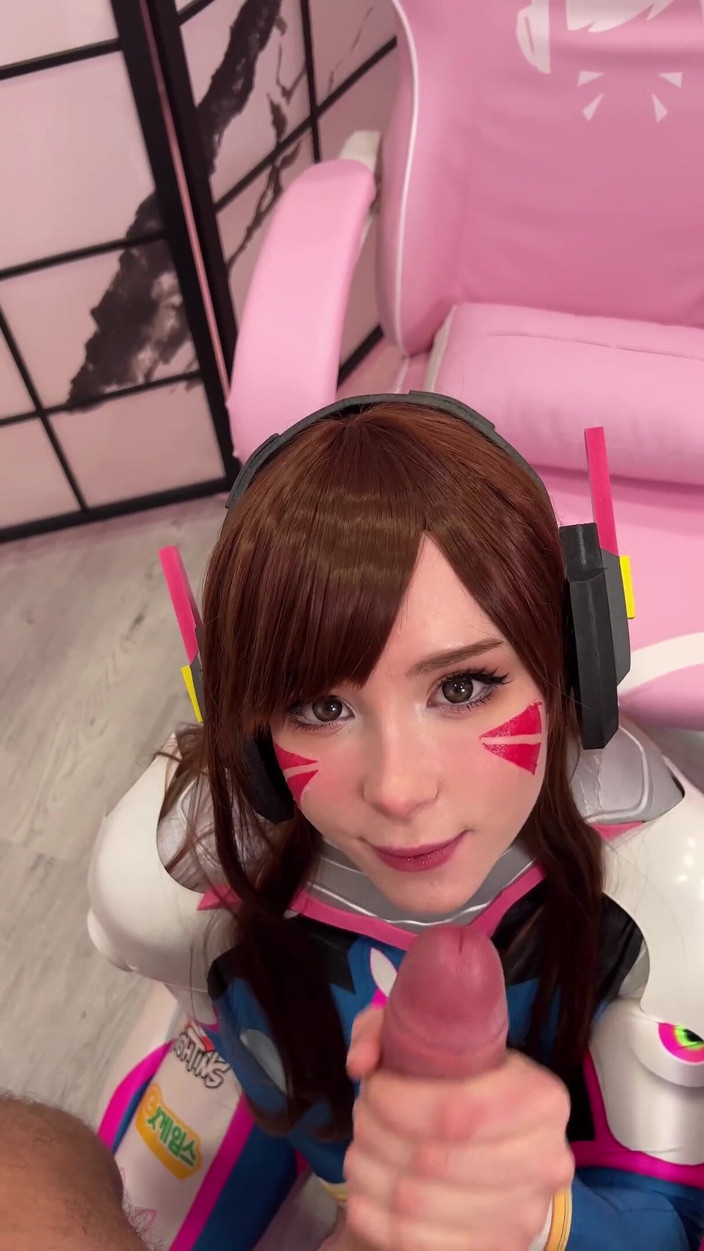 Sweetie Fox: Tiktoker dívka cosplay D.Va z Overwatch a saje ptáka až...