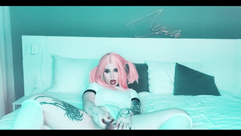 Peachgardens: Váš čůrák by mohl být místo tohoto candy