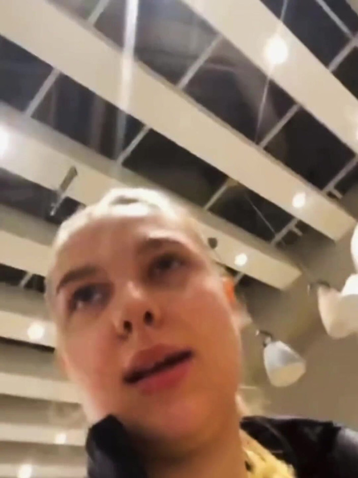 JuiceLussie: Cewek ini lagi asik muasin memeknya pakai vibrator sambil jalan...