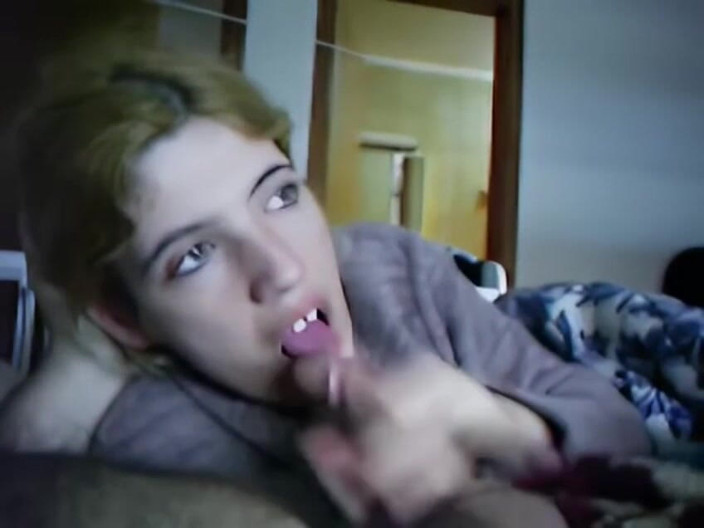 masked woman: Une jeune blonde suce une bite avec amour et se...