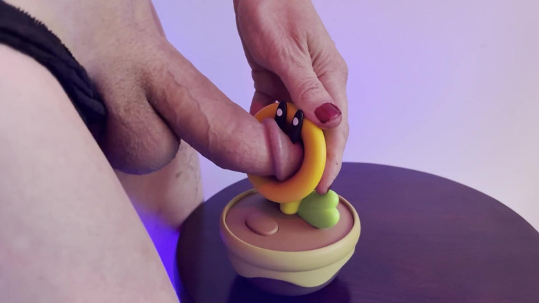 Ryley Rails: Lem panas menutupi figur mainan dalam air mani