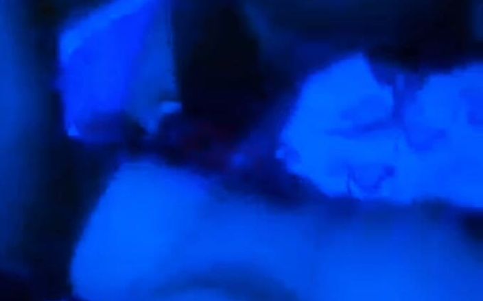 akashprimex790: Un beau-père excité joue avec la chatte de sa petite...
