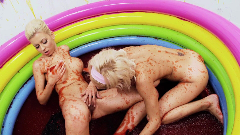 Screw Gurmans: Platinum blonde sluts love messing their cunts!