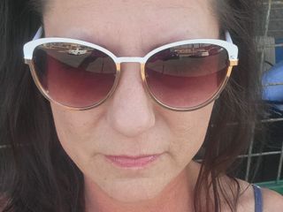 EliteLadyS: いたずらなアメリカの熟女はバーで屋台で遊ぶ
