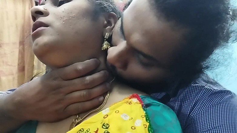 Vaishnavysharunraj: Mallu ragazza calda mezza sari romanticismo con blocco per labbra,...