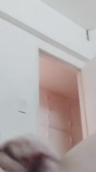 Çift ampute mastürbasyon yapıyor ve sıçrayıyor