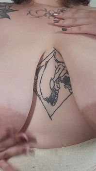 Sensuale spogliarello e adorazione delle tette cadenti