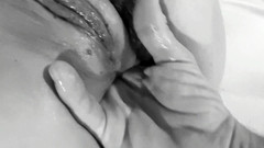 Bdsmlovers91: 3 jari di lubang pantatnya yang sempit bikin memeknya muncrat...