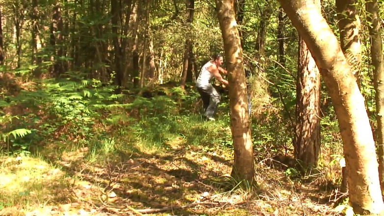 Slutty Milf: Dreier-sex mit dünner MILF im wald