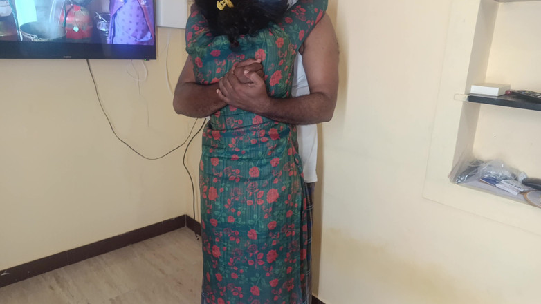 Palani69: Suger och slickar med hembiträde