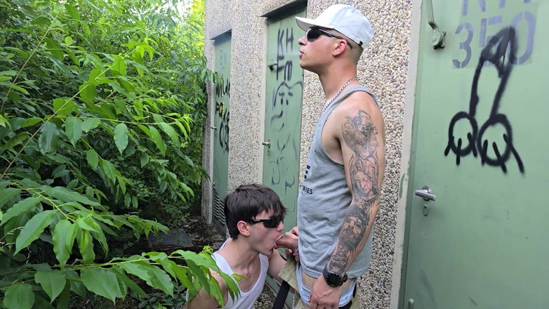 boyzxy212: Mi-am futut curva gay în spatele centralei electrice și m-am plâns pe...