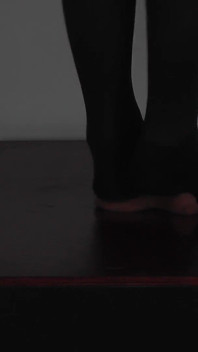 Otrokův orgasmus pod punčochami paní Cleo
