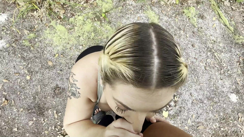 Island Boy Vids: Monica Raye ile ormanda sakso çekiyor