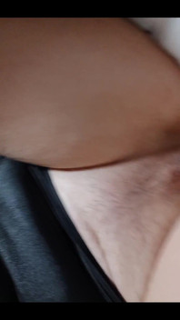 A sneaky no panty pussy flash