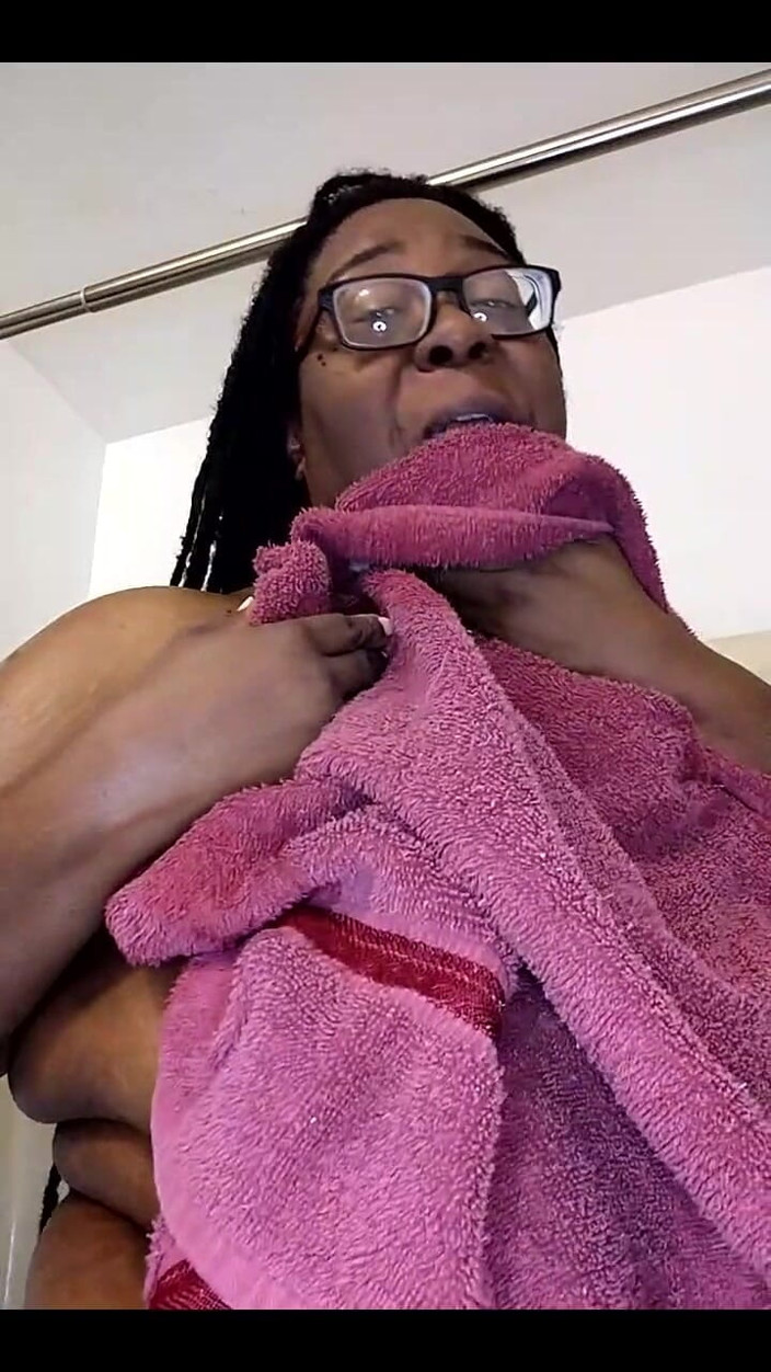 His Queen Suga: Shower Live