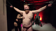 Domina Dark: Xích tôi lên và tát con cu của tôi