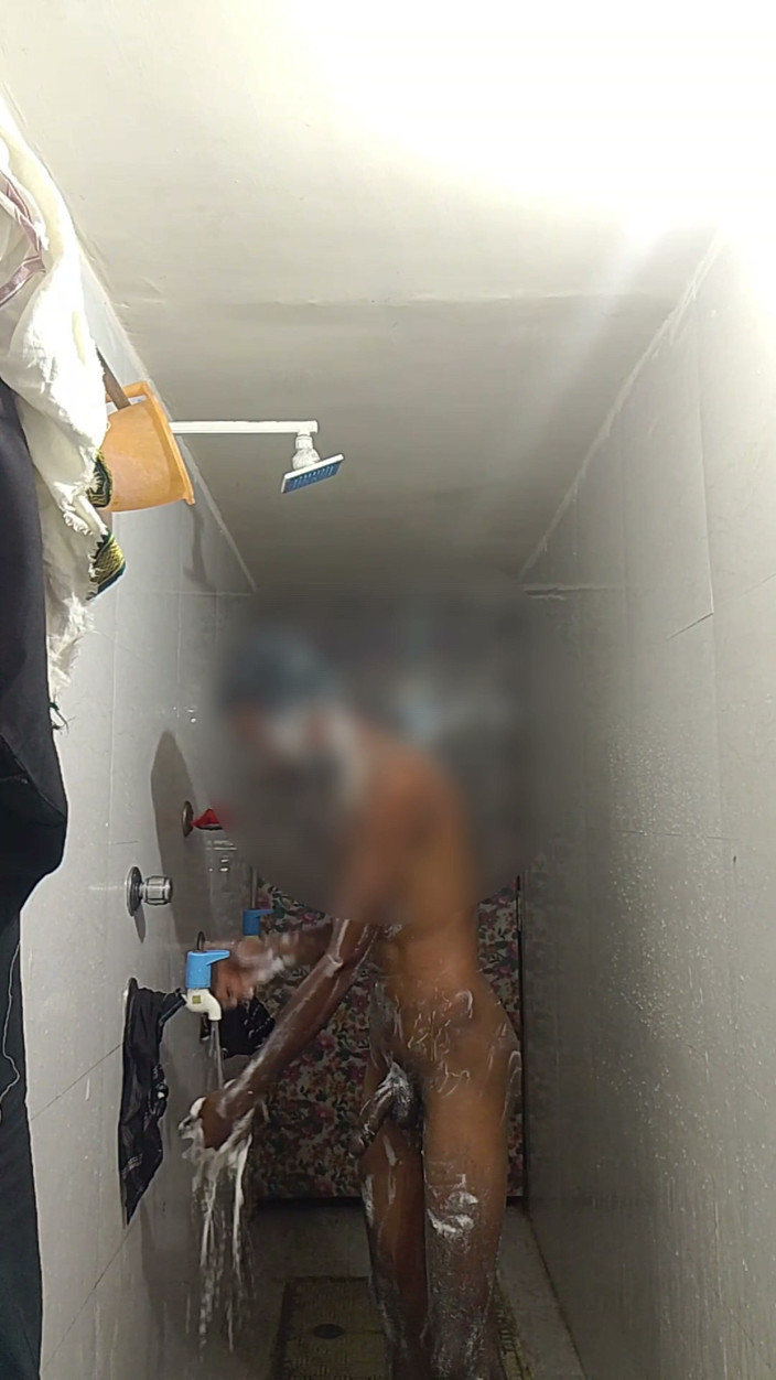 Haldipokhar: Wideo z kąpieli Nagin w łazience