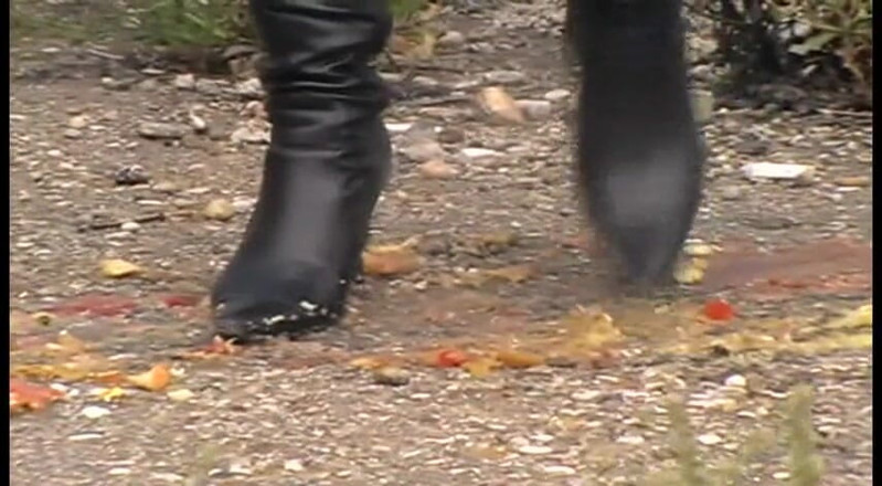Foot Girls: บดขยี้อาหารกลางแจ้งด้วยรองเท้าส้นสูงของฉัน