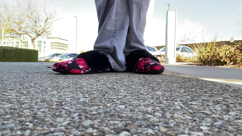 Tan feets: Tanfeets ngoài công cộng dép trêu chọc với móng tay...