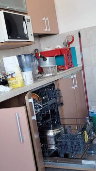 Ibu tiri seksi bogel di dapur isteri amatur melakukan suri rumah berbogel.