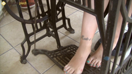 Foot Fetish HD: Miriam pushing singer pedal with her bare feet