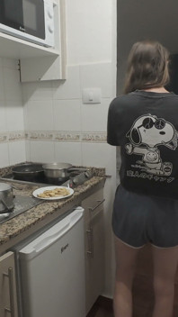 Hijastra Cocina La Cena Con El Padrastro, Las Cosas Se Ponen Picantes Y Comienzan a Chorreaar En La Cocina