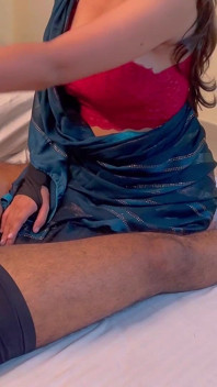 India novia chupando polla gruesa en un estilo muy sexy y tragándose todo el semen