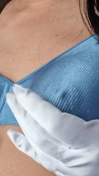 반짝이고 부드러운 파란색 나일론 브라 아래에서 단단하고 단단한 가슴을 어루만지며, 빈티지 브라 90년대 란제리
