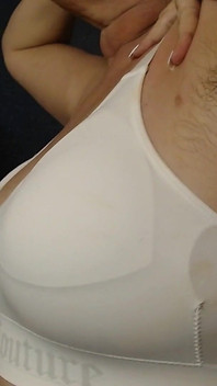 Axilas peludas en primer plano básico de rutina limpia