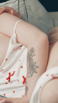 Tabu blond krok mama Ogromne naturalne cycki Phat Ass bierze podwójne creampie w sekretnym wspólnym łóżku mix-up z pasierbem