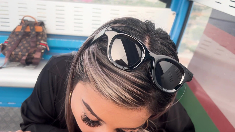 Naty Delgado: 私は義理の兄弟の親友の前で、街のケーブルカーに乗って外でセックスし、チンポをしゃぶっています!ナティ・デルガド&amp;ブライアン・エヴァンス