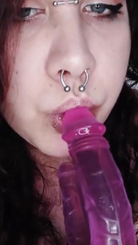 빨기를 좋아하는 갈색 머리