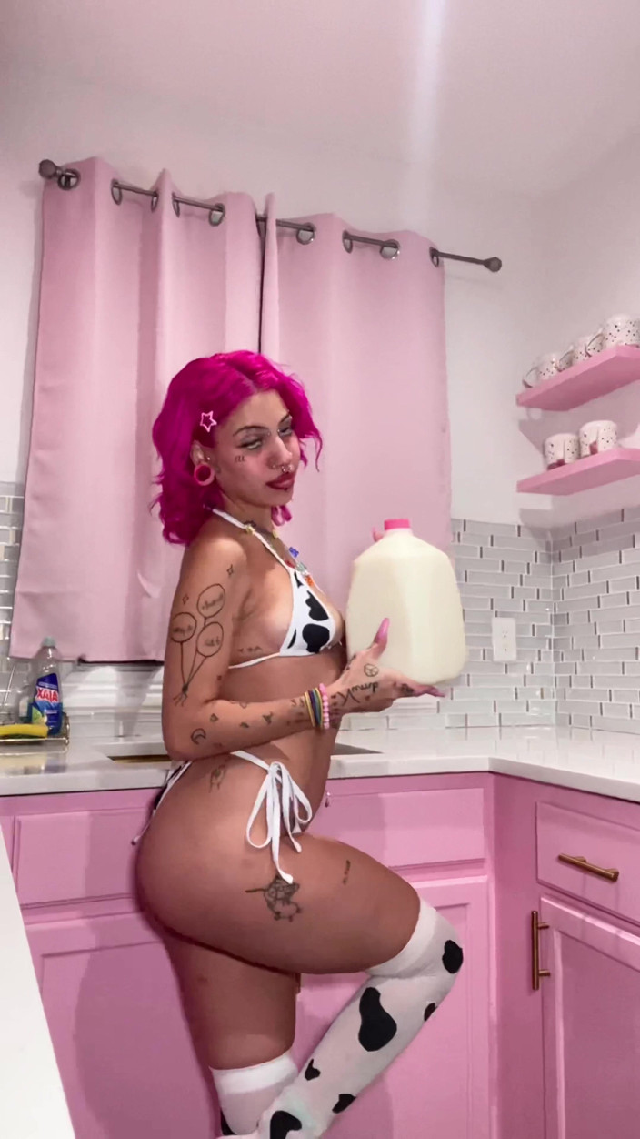 Nali Marie: Bimbo derramando leite, peitos saltando, rosto ahegaho, palmada no rabo,...