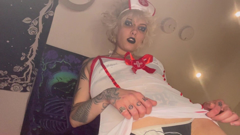 Glitterqueen1999: Cpr - corazonante de enfermera con traje de giganta