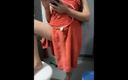 Indian Tubes: Vrouw toont haar kontgat in de badkamer.