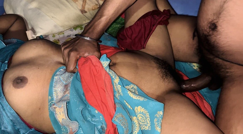 Desi Bhabhi 01: Üvey üvey kız kardeşimi gece ilk kez sikiyorum