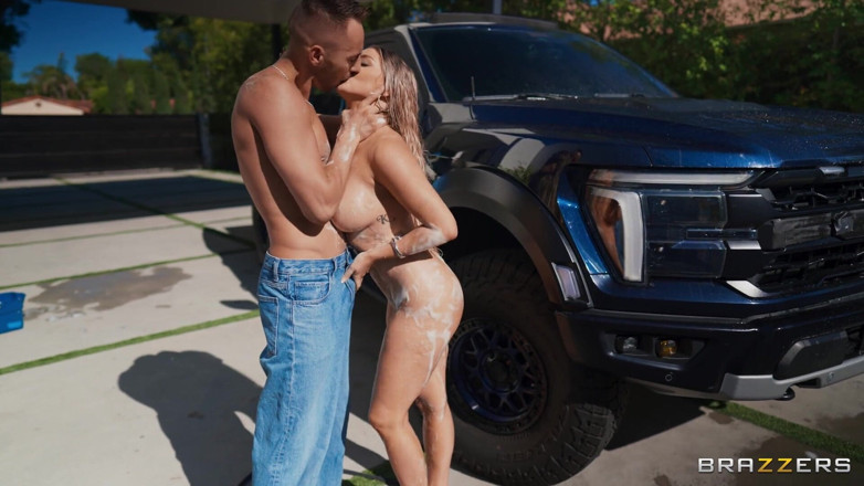 BRAZZERS: Brazzers - Showdown suds quyến rũ