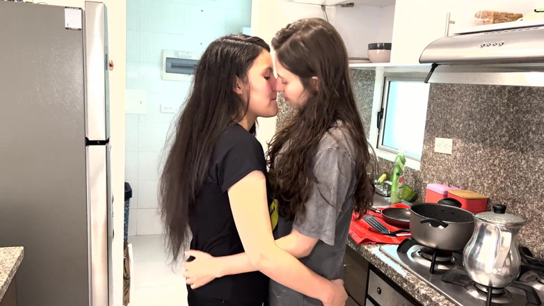 scarlettandc: Komşumun vajinasını hissetmeyi seviyorum