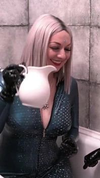 Baie lesbiană în latex amuzantă Arya Grander