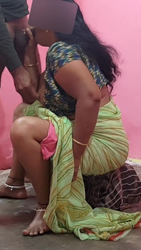 आंटी तब तक बैठी और खा रही थी जब तक उसकी जांघें दिखाई नहीं दीं। मैं उसे देखकर भावुक हो गया । मैं चूत में वीर्य गया और उसके साथ सेक्स किया।