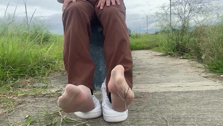 Mr Feet Colombia: GOLI BUTY PUBLICZNIE I ZAKŁADA PRZEZROCZYSTE POŃCZOCHY